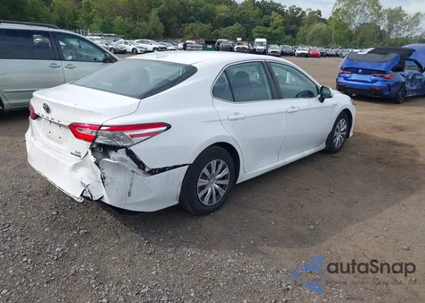 2020 Toyota Camry Le Hybrid z USA, uszkodzony, nr VIN 4T1C31AK8LU534687